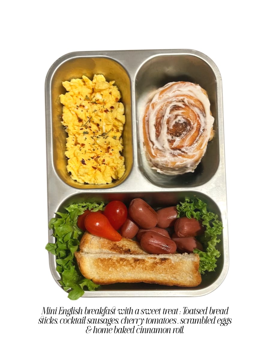 Lunchbox: Mini English breakfast with a cinnamon roll