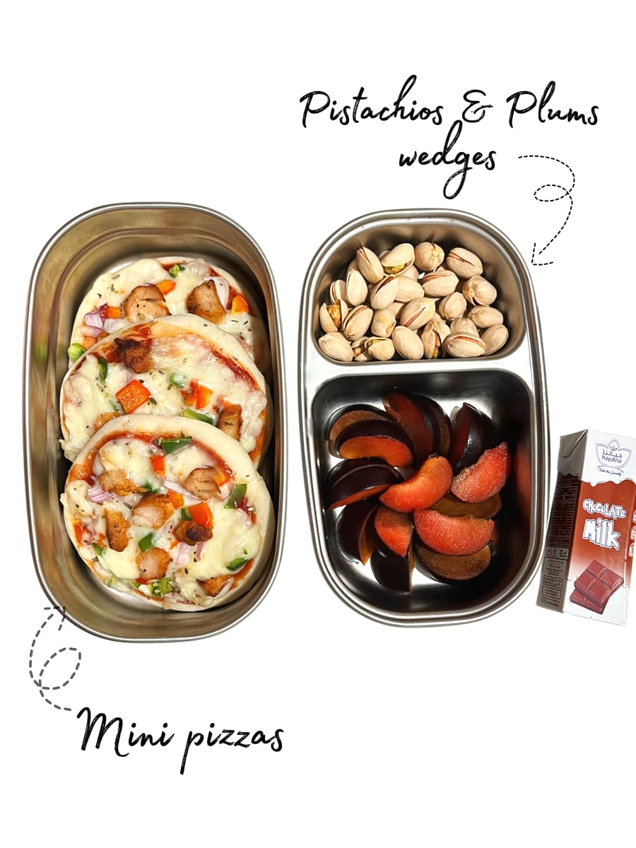 Lunchbox: Mini pizzas with pistachios and plum wedges