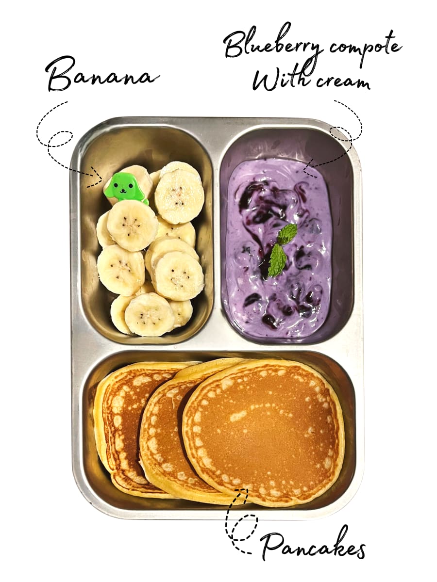 Lunchbox: Pancakes with blueberry compote and banana